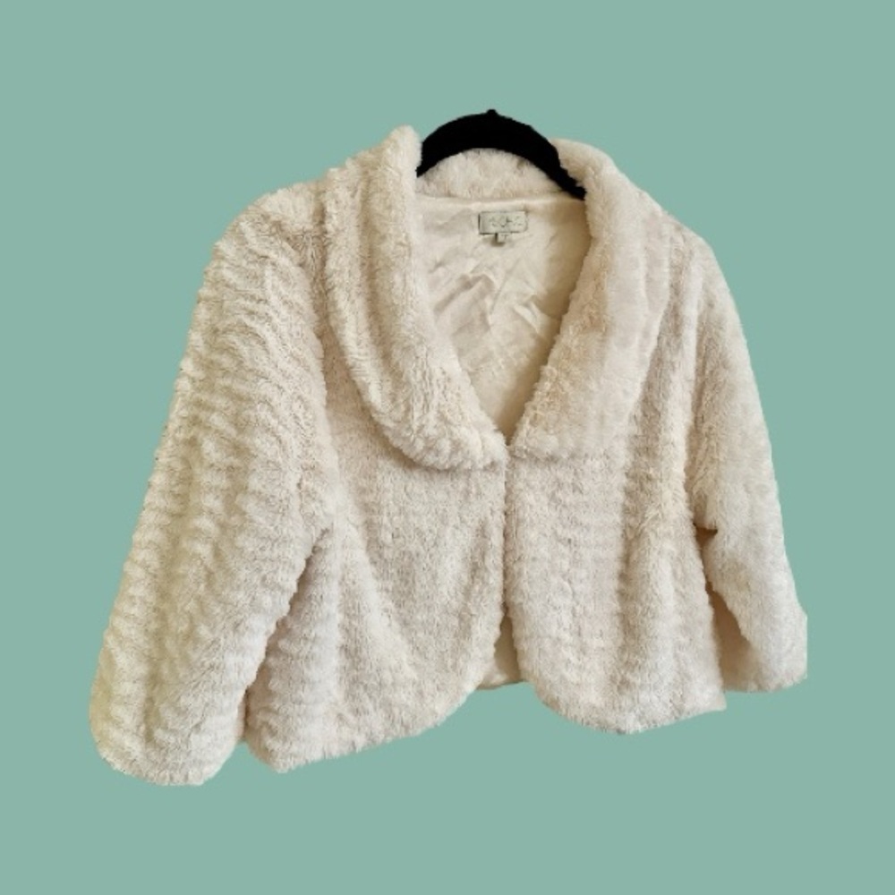 CHIC, GIRLS, OFF-WHITE, FAUX FUR COAT. FULLY LINED, FRONT HOOK CLOSURE. SIZE 8